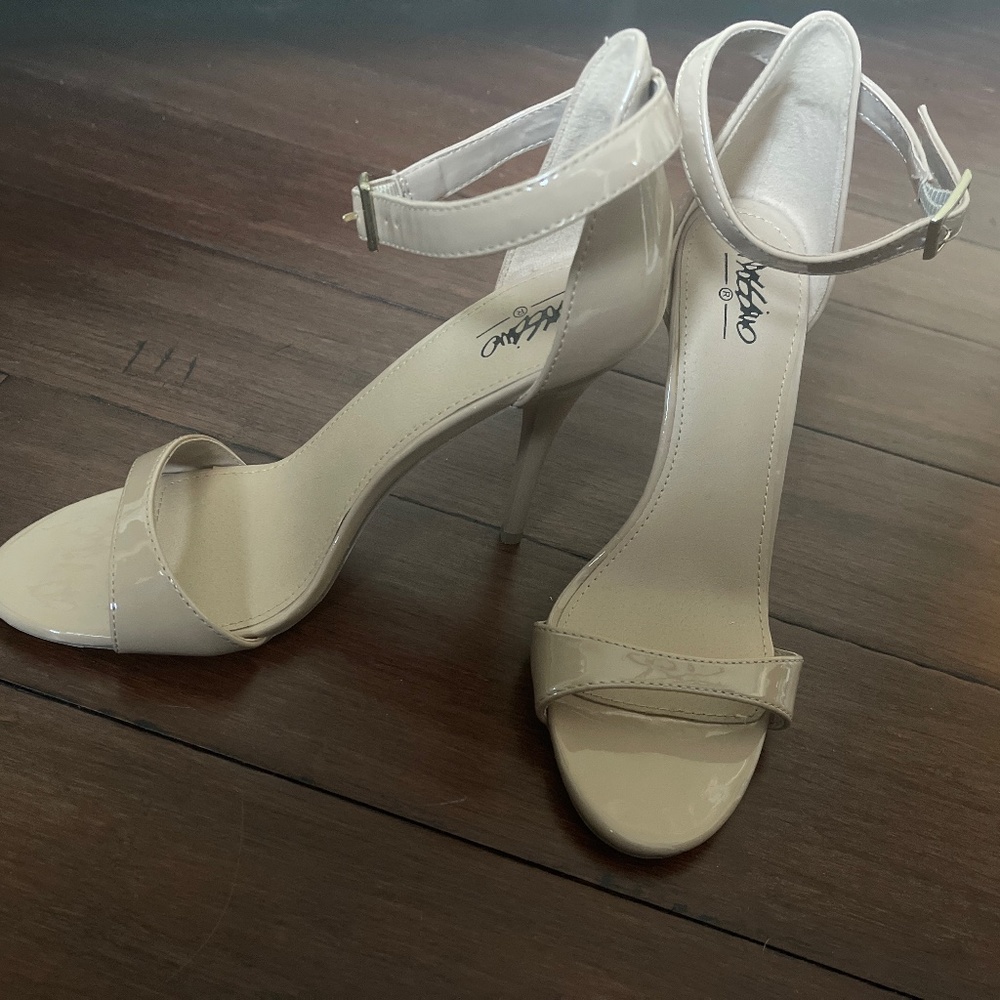 Nude Mossimo pumps